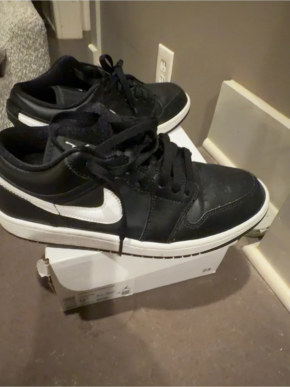 Jordan White/Black WMNS Air Jordan 1 Low Shoe Box